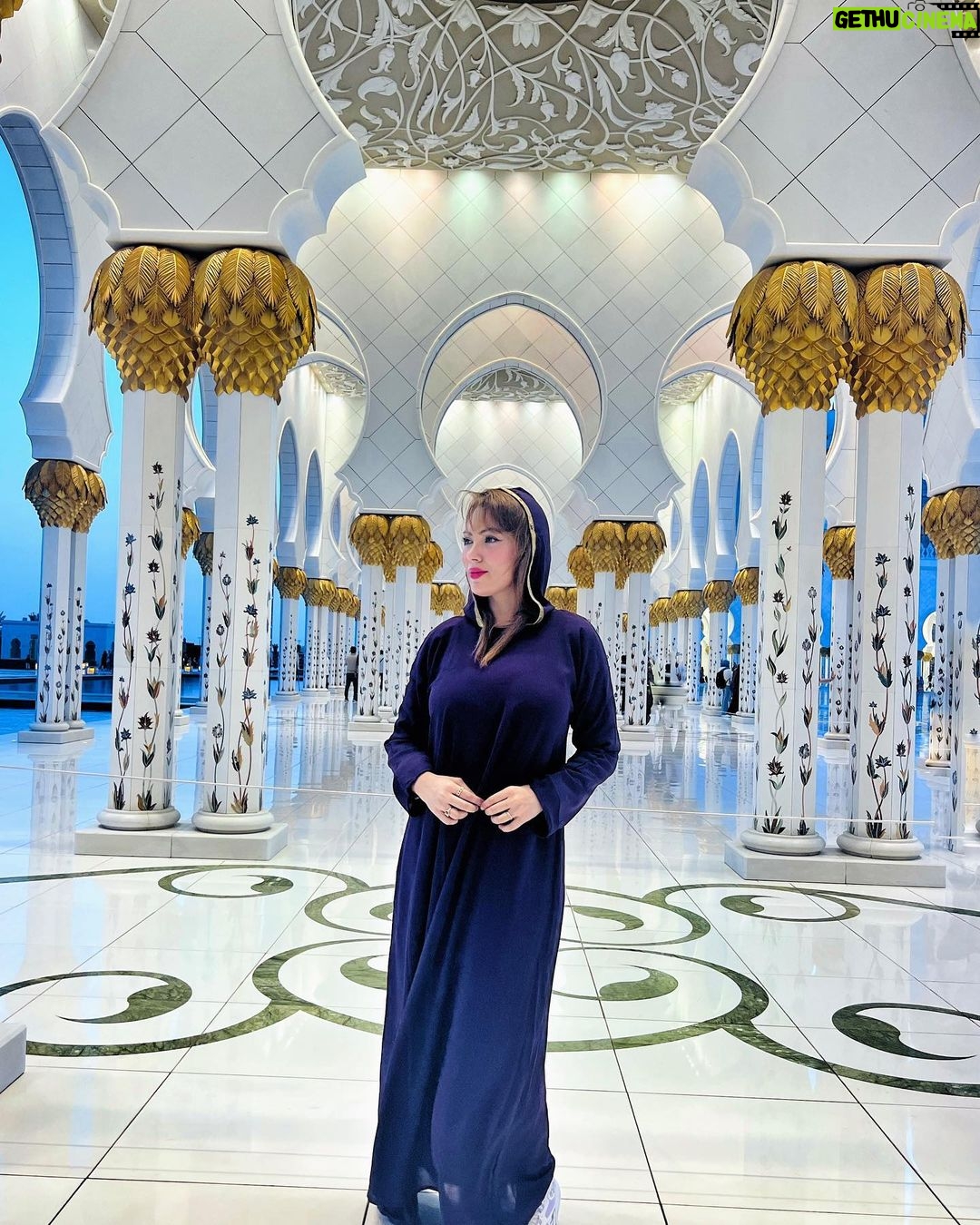 Munmun Dutta Instagram - Sheikh Zayed Grand Mosque, Abu Dhabi .. . Huge thanks to my wonderful guide Mr Mohammed Elghandour for literally dragging me from one corner to another because he knew I wanted some good pictures and he knew those EXACT spots. And these pictures came out GREAT. . . P.S- before anyone asks or assumes anything silly,.. I AM A PROUD HINDU 🙏🏻 And if I am visiting another country and culture, I would respect that. In the same way I would expect anyone else from another religion respect my religion and beliefs. . . #munmundutta #abudhabi #travel #travelphotography #uae🇦🇪 #picturesoftheday #postoftheday Abu Dhabi, United Arab Emirates
