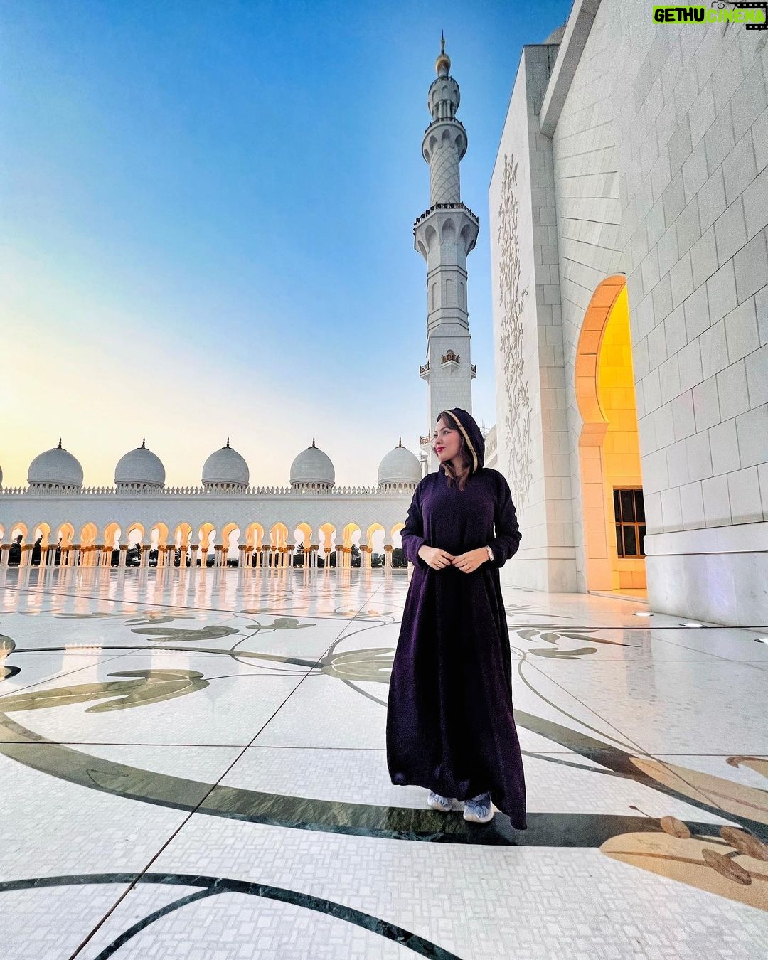 Munmun Dutta Instagram - Sheikh Zayed Grand Mosque, Abu Dhabi .. . Huge thanks to my wonderful guide Mr Mohammed Elghandour for literally dragging me from one corner to another because he knew I wanted some good pictures and he knew those EXACT spots. And these pictures came out GREAT. . . P.S- before anyone asks or assumes anything silly,.. I AM A PROUD HINDU 🙏🏻 And if I am visiting another country and culture, I would respect that. In the same way I would expect anyone else from another religion respect my religion and beliefs. . . #munmundutta #abudhabi #travel #travelphotography #uae🇦🇪 #picturesoftheday #postoftheday Abu Dhabi, United Arab Emirates