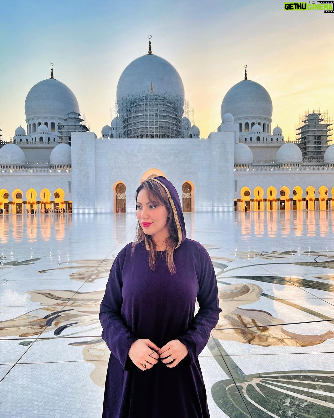 Munmun Dutta Instagram - Sheikh Zayed Grand Mosque, Abu Dhabi .. . Huge thanks to my wonderful guide Mr Mohammed Elghandour for literally dragging me from one corner to another because he knew I wanted some good pictures and he knew those EXACT spots. And these pictures came out GREAT. . . P.S- before anyone asks or assumes anything silly,.. I AM A PROUD HINDU 🙏🏻 And if I am visiting another country and culture, I would respect that. In the same way I would expect anyone else from another religion respect my religion and beliefs. . . #munmundutta #abudhabi #travel #travelphotography #uae🇦🇪 #picturesoftheday #postoftheday Abu Dhabi, United Arab Emirates