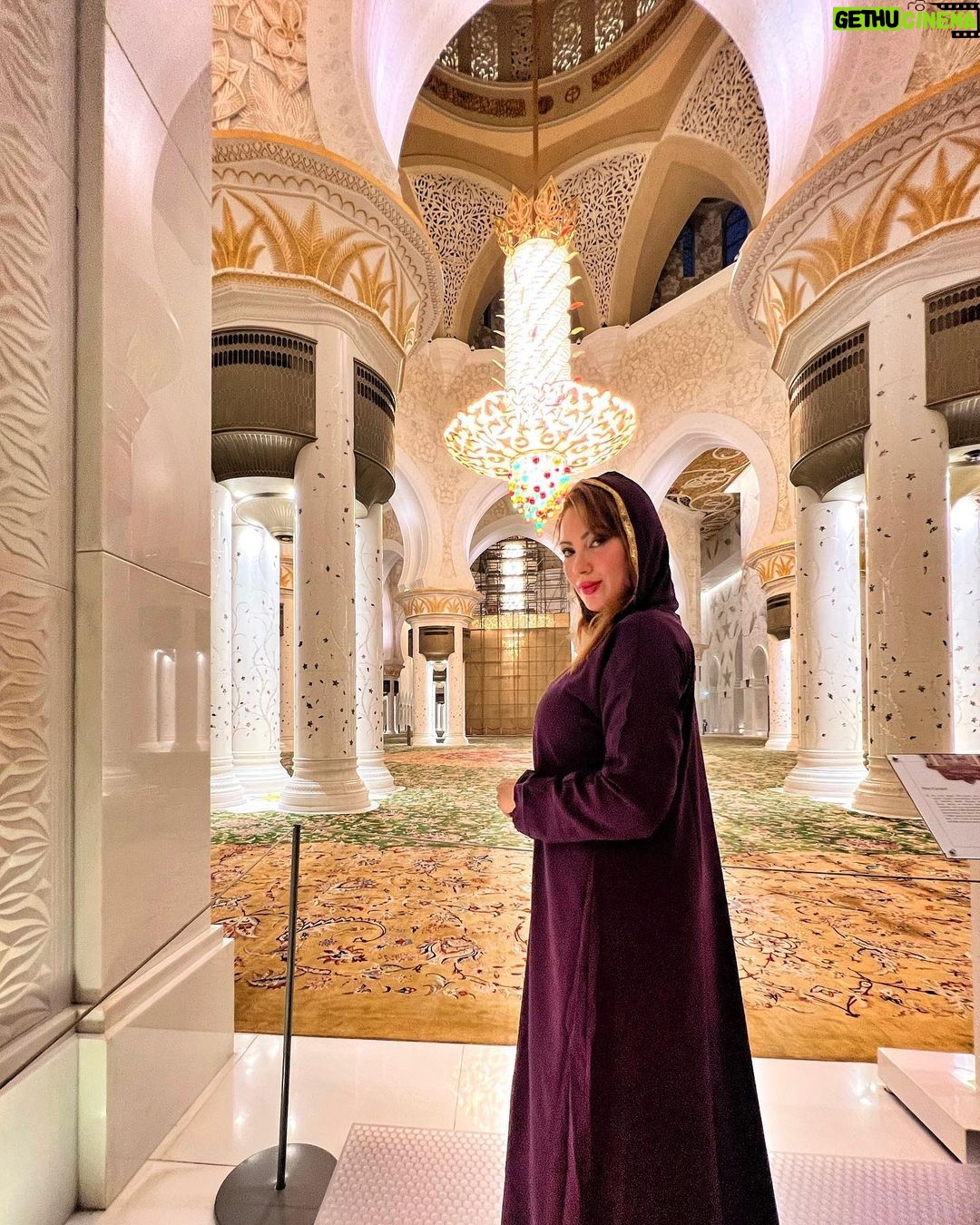 Munmun Dutta Instagram - Sheikh Zayed Grand Mosque, Abu Dhabi .. . Huge thanks to my wonderful guide Mr Mohammed Elghandour for literally dragging me from one corner to another because he knew I wanted some good pictures and he knew those EXACT spots. And these pictures came out GREAT. . . P.S- before anyone asks or assumes anything silly,.. I AM A PROUD HINDU 🙏🏻 And if I am visiting another country and culture, I would respect that. In the same way I would expect anyone else from another religion respect my religion and beliefs. . . #munmundutta #abudhabi #travel #travelphotography #uae🇦🇪 #picturesoftheday #postoftheday Abu Dhabi, United Arab Emirates