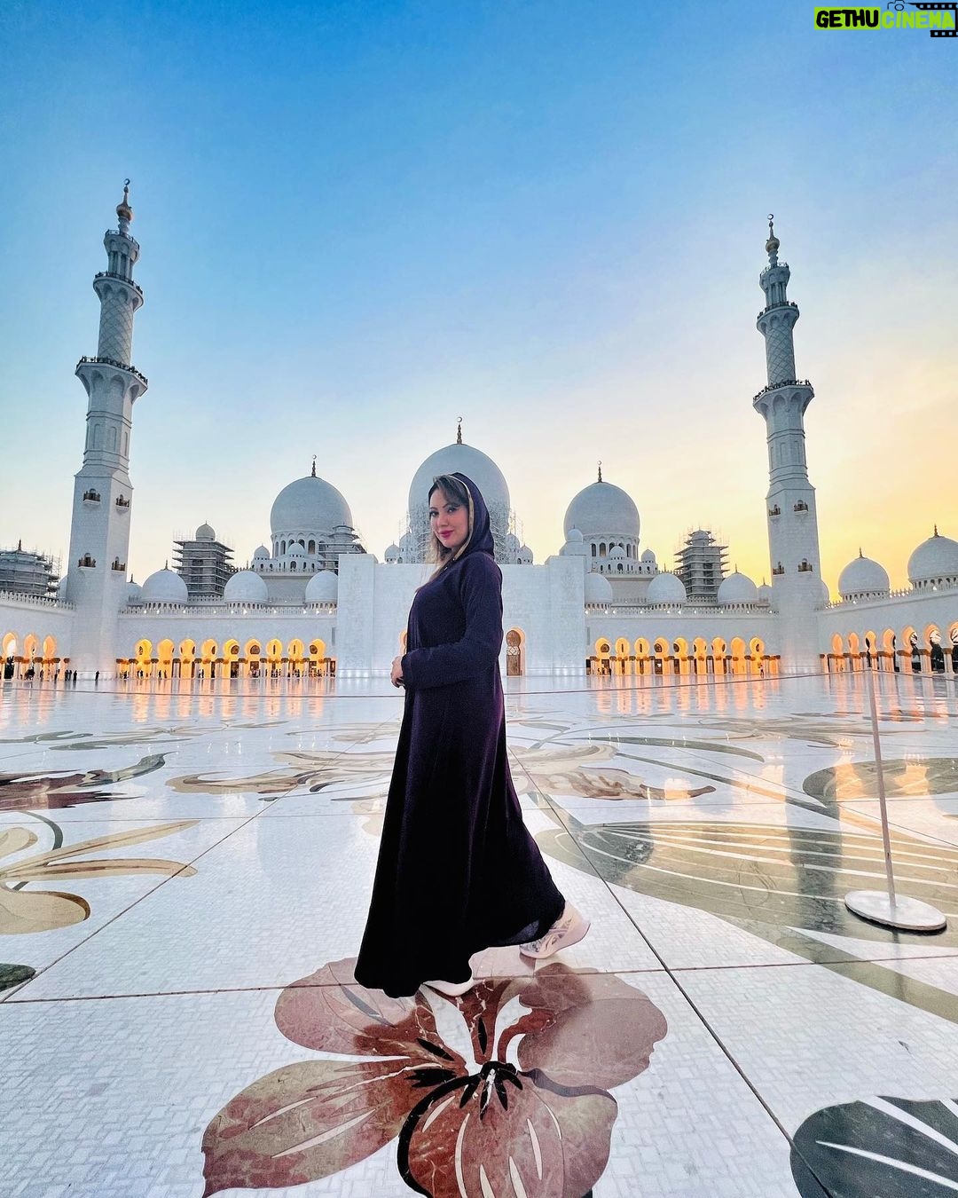 Munmun Dutta Instagram - Sheikh Zayed Grand Mosque, Abu Dhabi .. . Huge thanks to my wonderful guide Mr Mohammed Elghandour for literally dragging me from one corner to another because he knew I wanted some good pictures and he knew those EXACT spots. And these pictures came out GREAT. . . P.S- before anyone asks or assumes anything silly,.. I AM A PROUD HINDU 🙏🏻 And if I am visiting another country and culture, I would respect that. In the same way I would expect anyone else from another religion respect my religion and beliefs. . . #munmundutta #abudhabi #travel #travelphotography #uae🇦🇪 #picturesoftheday #postoftheday Abu Dhabi, United Arab Emirates
