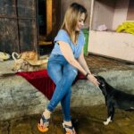 Munmun Dutta Instagram – Some ‘D’ company for myself in between takes 🎥 😍 🤗 🐶 🐕 
.
.
.
#munmundutta #picturesoftheday #behindthescenes #tmkoc #onsetlife #doglove #puppygram #inbetweentakes #inbetweenshots Dadasaheb Phalke Chitranagari FILMCITY Goregaon East Mumbai