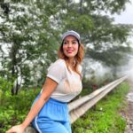 Munmun Dutta Instagram – A work trip to Nashik ended up in a walk in the rain and nature 😍 
.
📷 @afreenriaz.  By Afffffiiiiiii 😘😘😘
.
#rainyday #munmundutta #travelandwork #walkinnature #travel #roadtrip #nashik #workandtravel #picturesoftheday