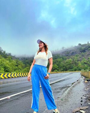 Munmun Dutta Instagram - A work trip to Nashik ended up in a walk in the rain and nature 😍 
.
📷 @afreenriaz.  By Afffffiiiiiii 😘😘😘
.
#rainyday #munmundutta #travelandwork #walkinnature #travel #roadtrip #nashik #workandtravel #picturesoftheday