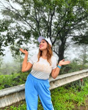 Munmun Dutta Instagram - A work trip to Nashik ended up in a walk in the rain and nature 😍 
.
📷 @afreenriaz.  By Afffffiiiiiii 😘😘😘
.
#rainyday #munmundutta #travelandwork #walkinnature #travel #roadtrip #nashik #workandtravel #picturesoftheday