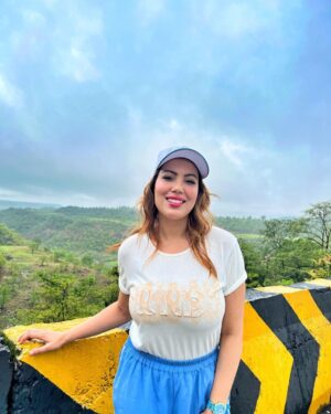 Munmun Dutta Instagram - A work trip to Nashik ended up in a walk in the rain and nature 😍 
.
📷 @afreenriaz.  By Afffffiiiiiii 😘😘😘
.
#rainyday #munmundutta #travelandwork #walkinnature #travel #roadtrip #nashik #workandtravel #picturesoftheday