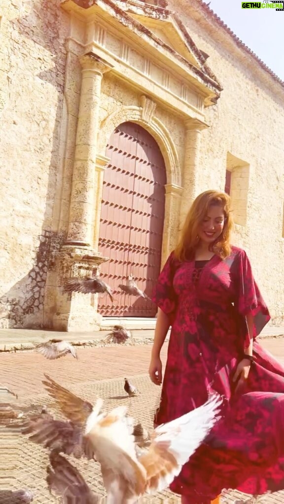 Munmun Dutta Instagram - A filmy me roaming around in the cobbled streets and colourful lanes of beautiful Cartagena 🇨🇴 . . #munmundutta #solotravel #sologirltravel #cartagena #cartagenadeindias #colombia #colombiatravel #southamerica #walledcity #carribean #colombia🇨🇴