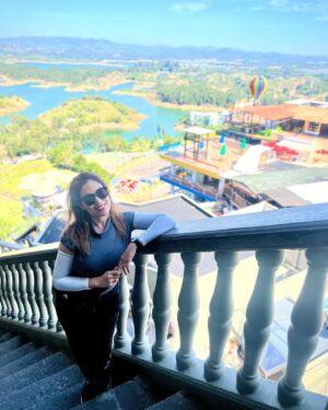 Munmun Dutta Instagram - Colourful Guatape and the El Peñol rock climbing 🧗 

.
.
#munmundutta #guatapé #elpeñol #colombia #solotravel #mytraveldiary #traveldiary #colombia🇨🇴 #southamerica #sologirltravel