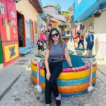 Munmun Dutta Instagram - Colourful Guatape and the El Peñol rock climbing 🧗 . . #munmundutta #guatapé #elpeñol #colombia #solotravel #mytraveldiary #traveldiary #colombia🇨🇴 #southamerica #sologirltravel Guatapé, Antioquia