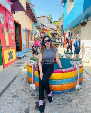 Munmun Dutta Instagram - Colourful Guatape and the El Peñol rock climbing 🧗 

.
.
#munmundutta #guatapé #elpeñol #colombia #solotravel #mytraveldiary #traveldiary #colombia🇨🇴 #southamerica #sologirltravel