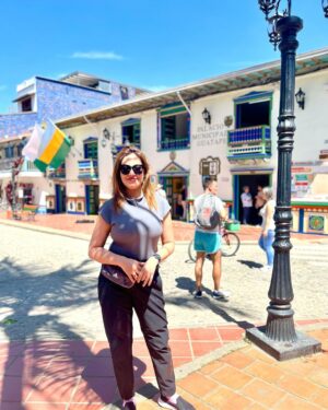 Munmun Dutta Instagram - Colourful Guatape and the El Peñol rock climbing 🧗 

.
.
#munmundutta #guatapé #elpeñol #colombia #solotravel #mytraveldiary #traveldiary #colombia🇨🇴 #southamerica #sologirltravel