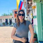 Munmun Dutta Instagram - Colourful Guatape and the El Peñol rock climbing 🧗 . . #munmundutta #guatapé #elpeñol #colombia #solotravel #mytraveldiary #traveldiary #colombia🇨🇴 #southamerica #sologirltravel Guatapé, Antioquia