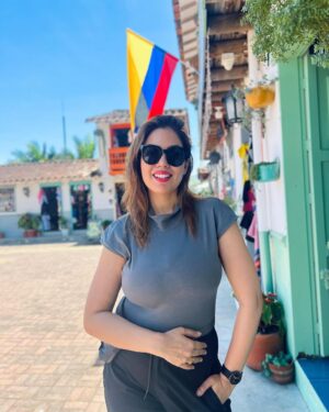 Munmun Dutta Instagram - Colourful Guatape and the El Peñol rock climbing 🧗 

.
.
#munmundutta #guatapé #elpeñol #colombia #solotravel #mytraveldiary #traveldiary #colombia🇨🇴 #southamerica #sologirltravel