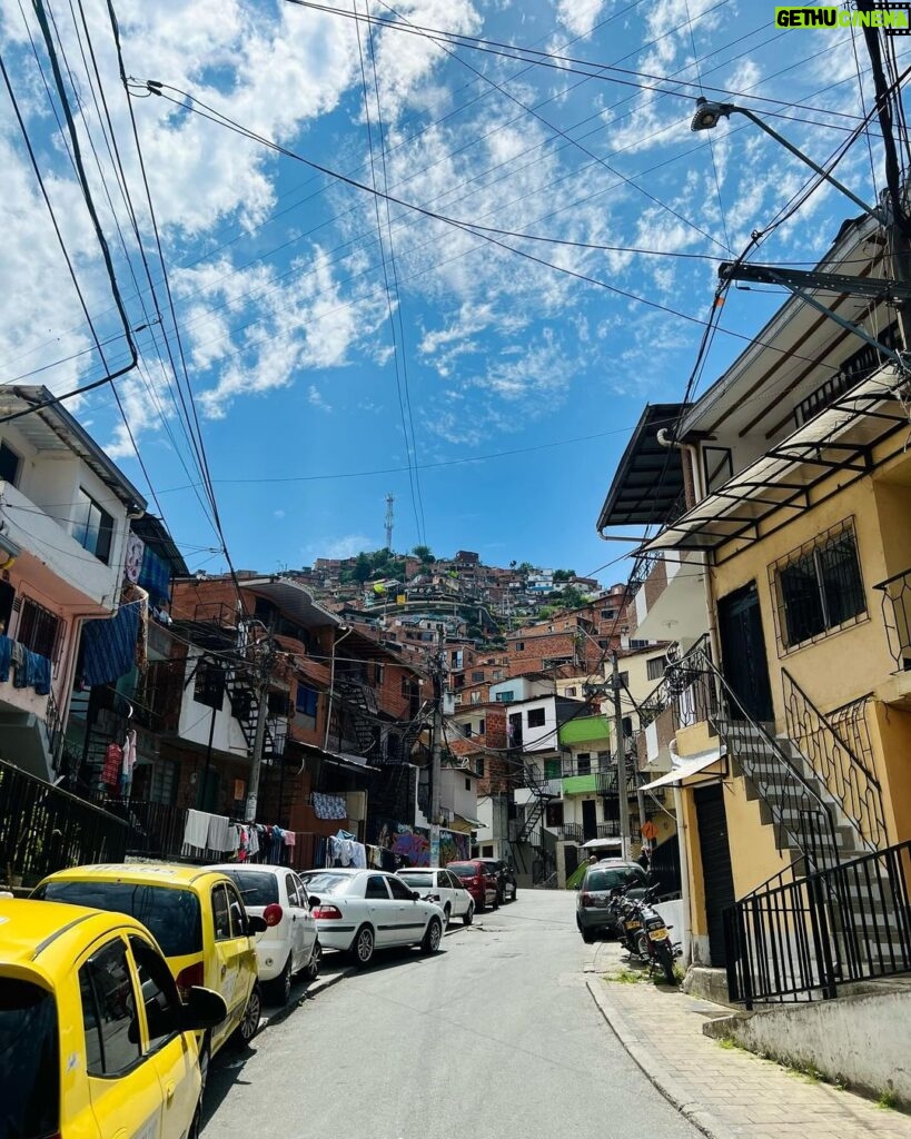 Munmun Dutta Instagram - Throughout the 80s and 90s, 𝐂𝐨𝐦𝐮𝐧𝐚 𝟏𝟑 was considered to be one of the most dangerous neighborhoods in the world. It was run by violent drug trafficking organizations, who used the poor, sprawling hillside barrio as a transit route in and out of the city, and served as a stronghold for guerrillas, gangs, and paramilitaries. During operation ORION in 2002 by the then president , the neighborhood’s residents were caught in the crossfires resulting in many injuries and death. In 2011, the government installed a series of outdoor escalators that connected parts of the once chaotic and isolated hillside neighborhood to the city below. Local artists came out to brighten up their neighborhood. The result was the creation of one of the most colorful communes in Medellín filled with murals and graffitis. Many murals tell the story of 𝐂𝐨𝐦𝐮𝐧𝐚 𝟏𝟑 , about operation ORION and their violent and sad past and also depicts a hopeful future ❤️🇨🇴 It still is a poor and not entirely safe neighborhood but the future looks brighter for what was once one of the most dangerous neighborhoods in the world. 🫶🏻 #munmundutta #mytravelstory #comuna13 #comuna13demedellín #comuna13graffititour #colombia #medellin #history #streetart #solotravel #mytraveldiary Comuna 13, Medellín, Colombia