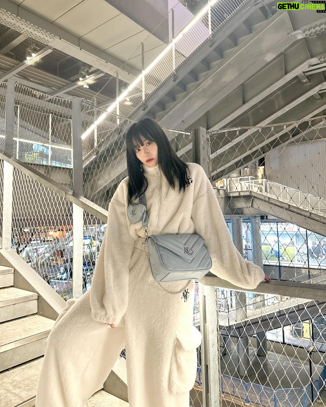 Murase Sae Instagram - #dailylook お正月の雰囲気はどこへやら🥹💭🌅 すっかり日常に戻った。。✨ 昨日は新作の撮影をしてたよ^_^ 本日19:00〜 日テレ「突破ファイル」 バイト草薙さんのコーナーに出演させていただきます🐻🥊 深夜0:54~ 「好きやねんけどどうやろか」は、いよいよ第1話が放送✨ 📱見逃し配信▶︎TVer/ytv MyDo! ドラマ撮影も残すところ、あと少しだ😳 ぜひ!!!!!🫶🏻 宜しくお願いします^_^