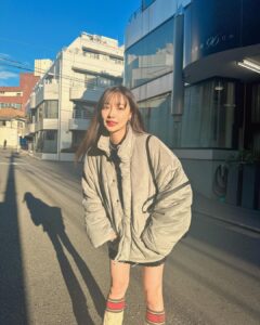 Murase Sae Instagram - #dailylook 人気のキルティングダウンに新色のグレーが仲間入り🩶 完売だったネイビーも追加生産いたしました👏!!! @andgeebee_official もうすっかりダウンが必須だね！ ゆうひ〜🌇✨