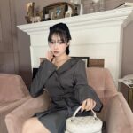 Murase Sae Instagram – #dailylook

ANDGEEBEE人気のジャケット風ワンピ
新作が登場します🫶🏻🤍

カラー展開はチャコールと、
今回は春に向けて久々ﾐﾝﾄ入れてみたよ🌿👒

公開から反響いただいてたバニティーポーチバッグも
今週から発売開始です^_^
ラベンダー初めて作ってみた！かわいい🪻🐇

👗▶︎2/16
👜▶︎2/16

#ANDGEEBEE
