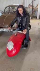 Murat Kekilli Instagram - Klip çekiminin kamera arkası , Wosvagen’in biraz arka, biraz da ön çamurluğu ve motor.😊🎸