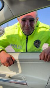 Murat Kekilli Instagram - Dikkat!! Niğde Ulukışla’da depremzedelere yardımdan dönüşte insanlık radarına yakalandık.Videonun devamını hikayede bulabilirsiniz. #asker ve #polis candır.