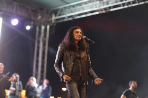 Murat Kekilli Instagram - 2023’de bizi kimse tutamaz diyelim de öyle olsun,olmaz mı? 😊🤘🎸