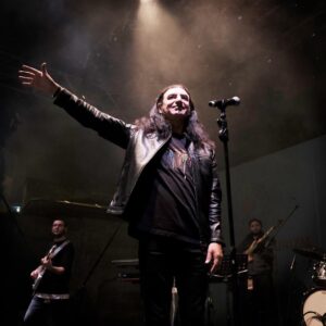 Murat Kekilli Instagram - Rock müzik dinleyenlerin kel kalma ihtimalleri son derece düşükmüş!Ne diyorsunuz bu işe? 😊🤘🎸