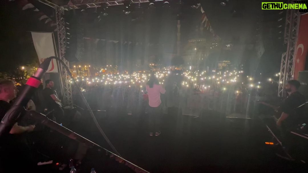 Murat Kekilli Instagram - İstanbul’da Kuruçeşme Havası,Bu Akşam Yaşarım Beni Kimse Tutamaz Havası.11 Ekim Salı Akşamı Salını Salını,Seni Çılgın Ve Gel Öpem Seni Havası Esecek, Hazır mısınız? 🤘🎸