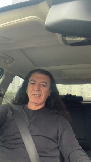Murat Kekilli Instagram - Cumartesi akşamları saat 23:30 Murat KEKİLLİ ile Rock Eli saati midir? Bu akşamki konuğum Karadeniz’in incisi, hanımefendisi, sevgili @hulyapolatofficial @trtmuzik