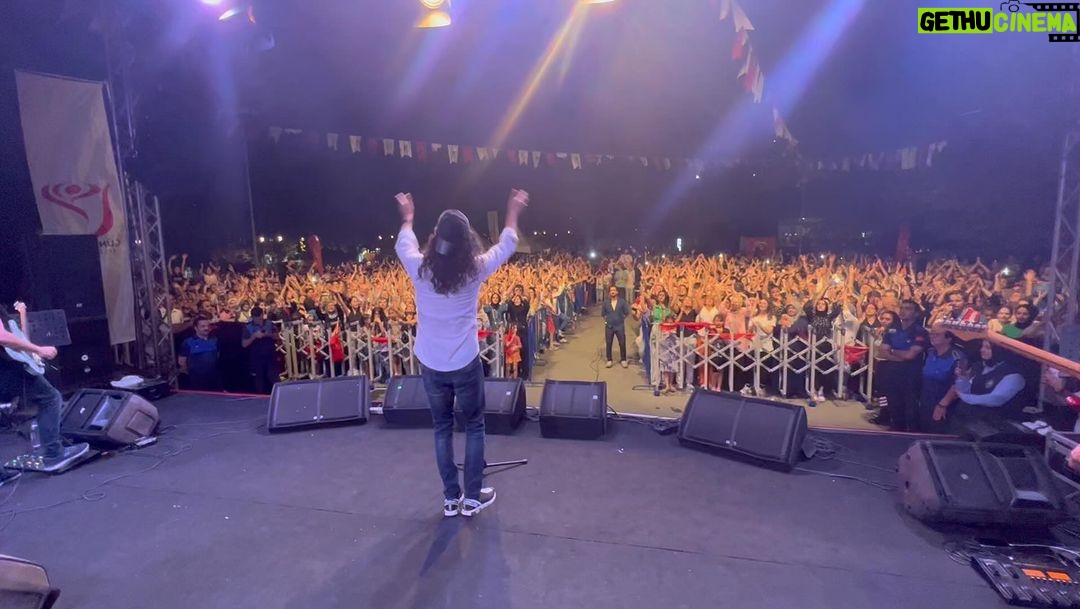 Murat Kekilli Instagram - Güngören’de ‘salını salını’ bizi bağrına basan tüm sevenlerimize canı yürekten teşekkür ederiz. ❤️🤘🎸🎤🇹🇷
