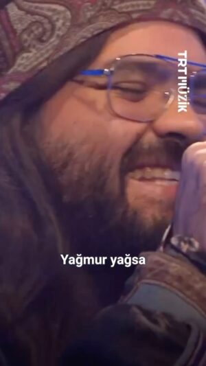 Murat Kekilli Instagram - Murat KEKİLLİ İle Rock Eli programımız her cumartesi akşamı saat 23:30’da @trtmuzik ekranlarında. Bu akşamki konuğumuz sevgili @retrobus_  @trt1 @trtmuzik