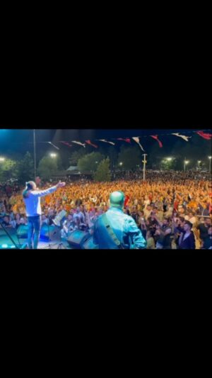Murat Kekilli Instagram - En “Çılgın” konser olmuş olan mı,yoksa henüz başlamamış olan mıdır? @gedizbld , @bahcelievlerbelediyesi @basaksehirbld 😊🎸🤘🎸