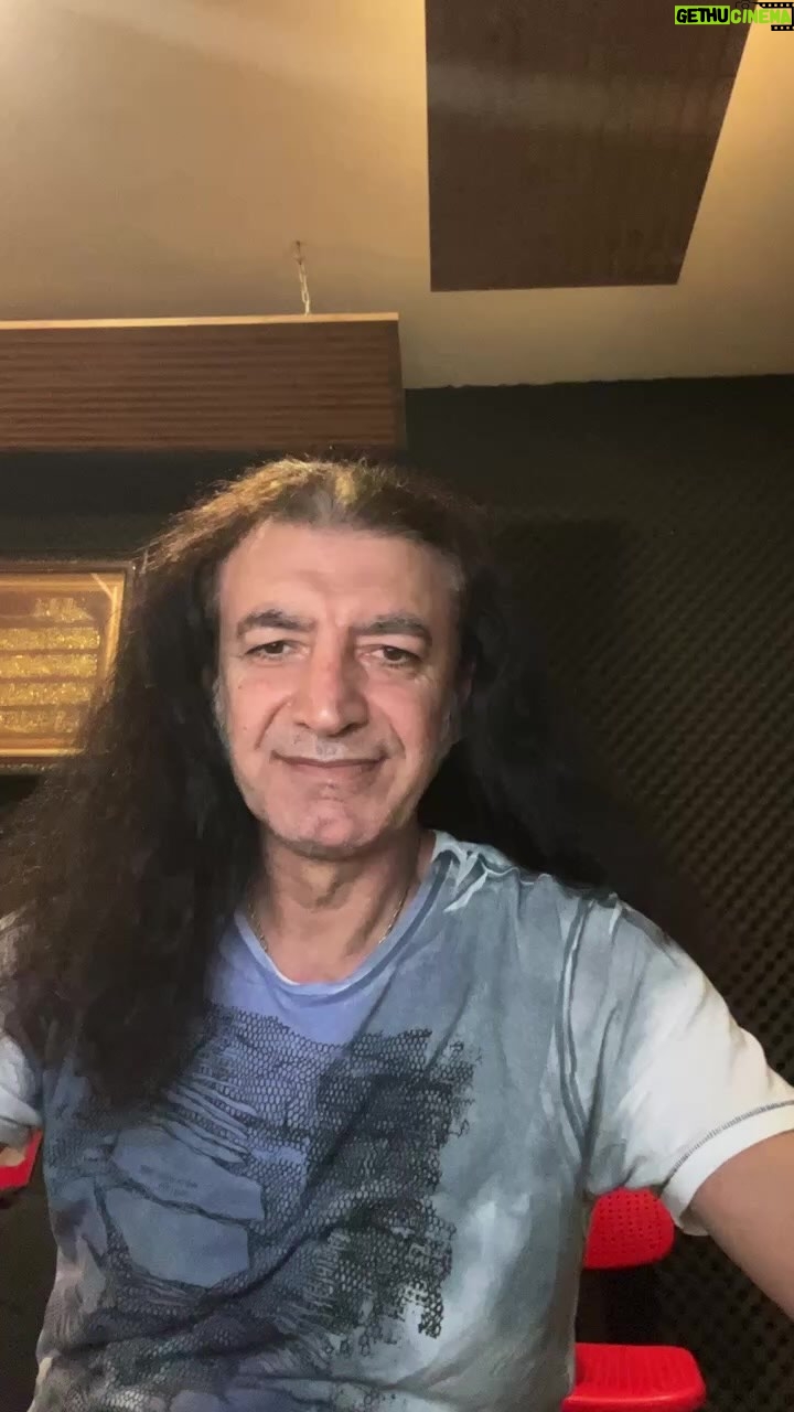 Murat Kekilli Instagram - Yeni şarkı ve klip geliyor,ne diyorsunuz? 😊❤️🤘🎸