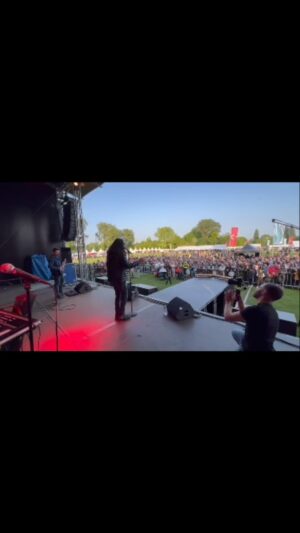 Murat Kekilli Instagram - Teşekkürler Hollanda’daki bütün dostlarım.İlk kez şiddetli üşütmeden dolayı hasta hasta bir konsere çıktım.Bunu bana hissettirmediniz bile.Altın kalpliler, iyi ki varsınız, camsınız .❤️🤘🎸🙏