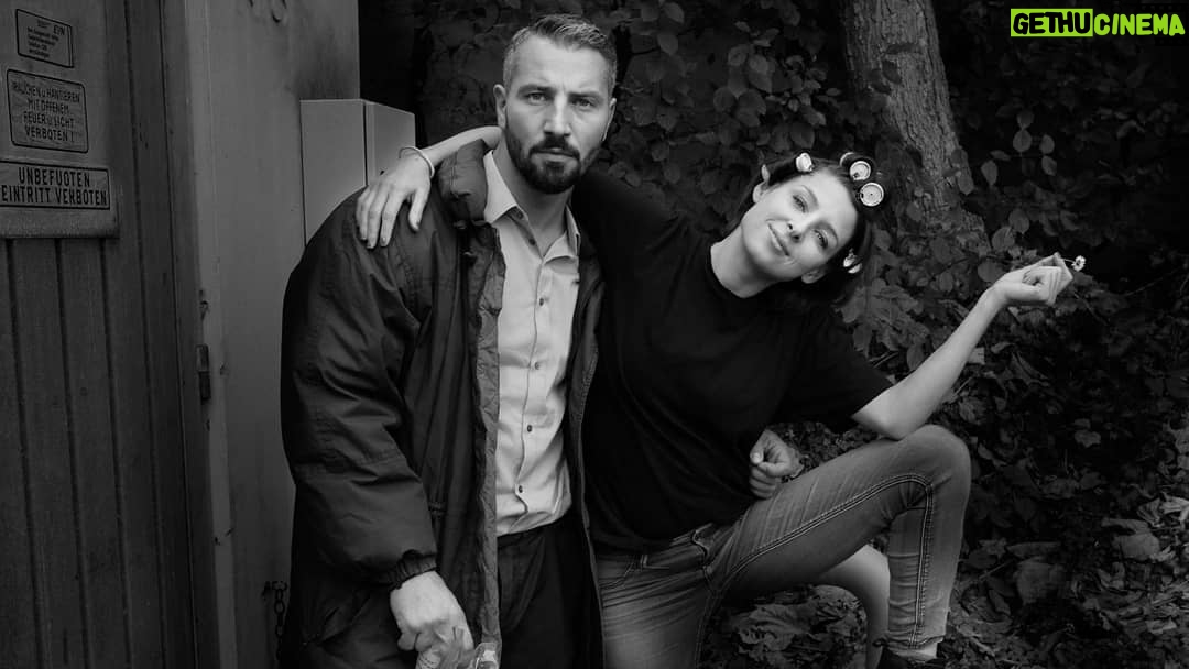Murathan Muslu Instagram - Mit der grandiosen Martina Ebm am Set Foto by Bernhard Schir - Danke Bernhard @ebmmartina #martinaebm #bernhardschir #bnw #blackandwhite #filmset #leica #illegal #backstage #vienna #stockerau #2018 Stockerau