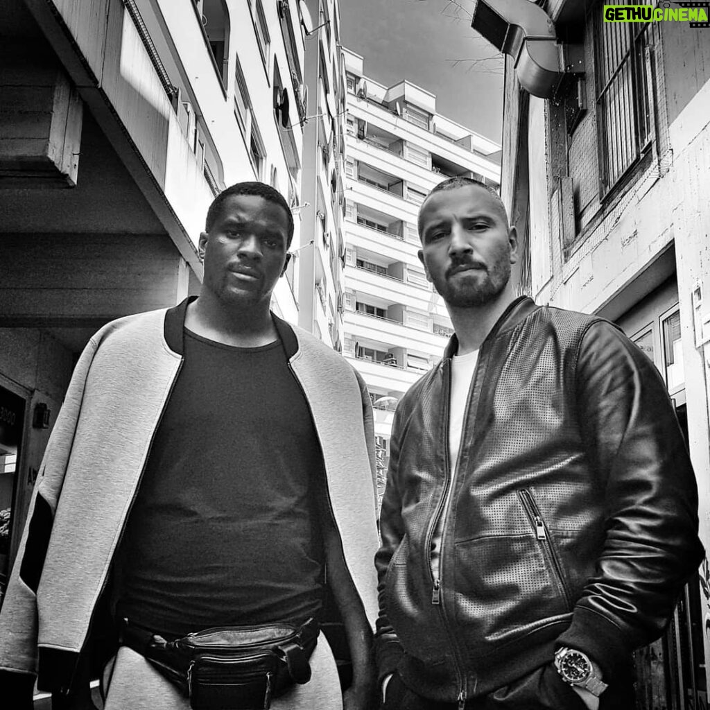 Murathan Muslu Instagram - Miami Vice - Im Duo mit dem einzigen MORTEL @mortelofficial Foto @almila.bagriacik - Dankeschön - #almilabagriacik #mortel #rap #dergutebulle2 #larsbecker #kreuzberg #berlin #bnw #blackandwhite Kreuzberg, Berlin, Germany