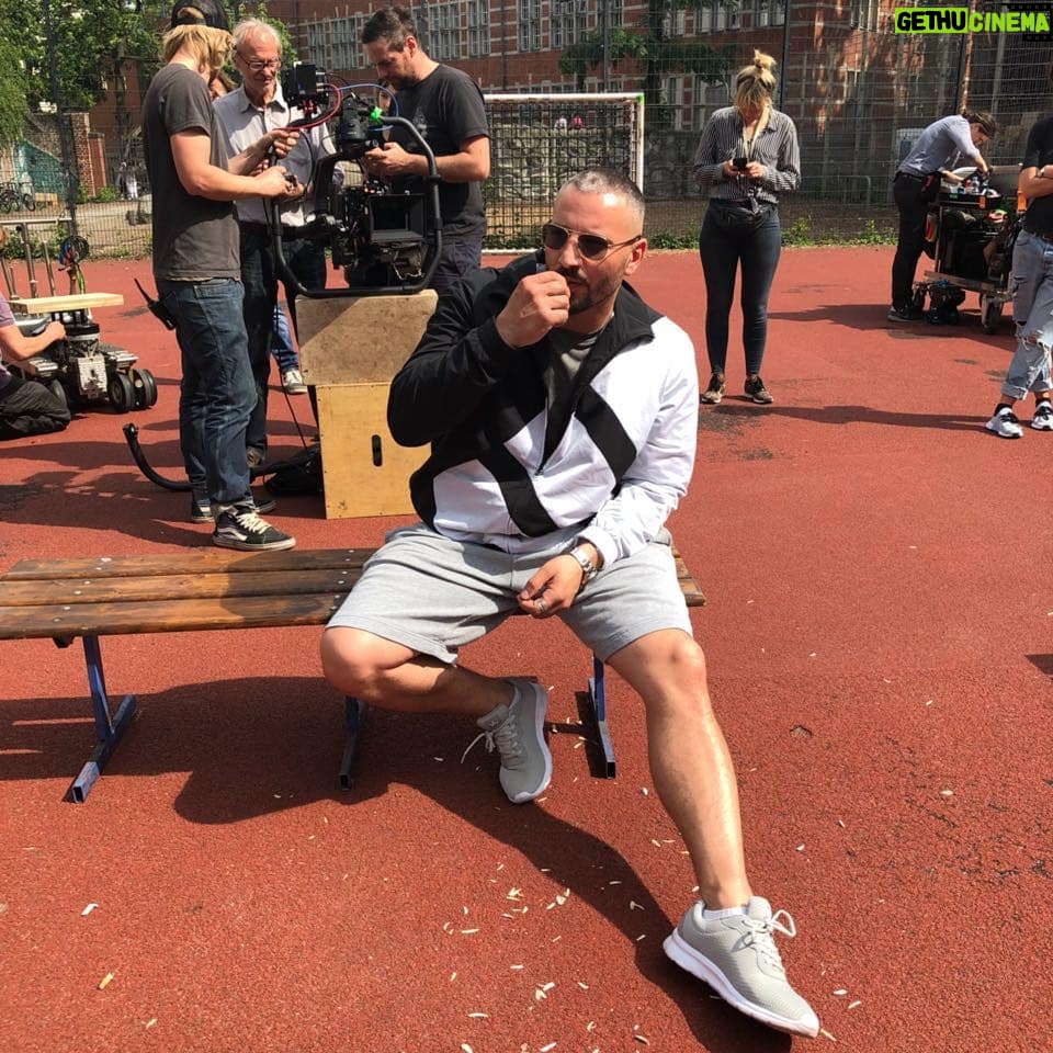 Murathan Muslu Instagram - Der Gute Bulle 2 von Lars Becker Foto @jasminshakeri - senk ju #dergutebulle2 #larsbecker #jasminshakeri #ekowmends @ekowmends #berlin #basketballcourt #basketball #movie #tv #zvoni #2rings #tissot #cekirdek #otk Berlin - Kreuzberg