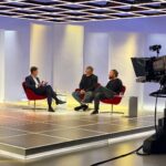 Murathan Muslu Instagram - H I N T E R L A N D bei Kultur am Montag - ORF 2 - Moderiert von Peter Schneeberger @peterschneeberger mit Meisterregisseur Stefan Ruzowitzky @struzow - Danke für die Einladung /Foto by Isabel Zrost @isabelzrost von der Agentur Dohr @agenturkelterborn @orf @stadtwien @visitaustria