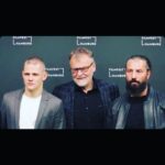 Murathan Muslu Instagram - Hamburger Filmfest 2021 Deutschland Premiere für Stefan Ruzowitzky's @struzow Criminal-Thriller - HINTERLAND kinomagazin by Tim Fischer ( @kinomgazin) Ein Kriegsheimkehrer will 1920 in Wien einen Serienmörder fassen: Stefan Ruzowitzkys fast ausschließlich vor Bluescreen gedrehter Thriller "Hinterland" mit Murathan Muslu und Max von der Groeben hat am Samstag auf dem Filmfest Hamburg seine Deutschlandpremiere gefeiert. Ab 7. Oktober läuft der Film regulär im Kino. Unsere Interviews gibt's demnächst auf YouTube: youtube.com/spaetvorstellung (Link in Bio) @murathanmuslu @maxvdg @struzow @squareone_entertainment @schmidt_schumacher_pr @filmfesthamburg @freibeuterfilm @amourfoufilm @klauskelterborn #Hinterland #Thriller #Bluescreen #MurathanMuslu #MaxvonderGroeben #StefanRuzowitzky #Interview #Videointerview #Press Junket #Premiere #Filmpremiere #Roter Teppich #Red Carpet #Filmfest Hamburg #FFHH #FFHH2021 #FFHH21 #Kino #Film #Movie #Cinema #Video #YouTube #Spätvorstellung #Kinomagazin PS: Danke an das Team vom Hamburger Filmfest - Murathan Muslu 🙏
