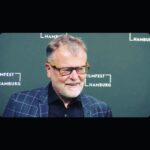 Murathan Muslu Instagram - Hamburger Filmfest 2021 Deutschland Premiere für Stefan Ruzowitzky's @struzow Criminal-Thriller - HINTERLAND kinomagazin by Tim Fischer ( @kinomgazin) Ein Kriegsheimkehrer will 1920 in Wien einen Serienmörder fassen: Stefan Ruzowitzkys fast ausschließlich vor Bluescreen gedrehter Thriller "Hinterland" mit Murathan Muslu und Max von der Groeben hat am Samstag auf dem Filmfest Hamburg seine Deutschlandpremiere gefeiert. Ab 7. Oktober läuft der Film regulär im Kino. Unsere Interviews gibt's demnächst auf YouTube: youtube.com/spaetvorstellung (Link in Bio) @murathanmuslu @maxvdg @struzow @squareone_entertainment @schmidt_schumacher_pr @filmfesthamburg @freibeuterfilm @amourfoufilm @klauskelterborn #Hinterland #Thriller #Bluescreen #MurathanMuslu #MaxvonderGroeben #StefanRuzowitzky #Interview #Videointerview #Press Junket #Premiere #Filmpremiere #Roter Teppich #Red Carpet #Filmfest Hamburg #FFHH #FFHH2021 #FFHH21 #Kino #Film #Movie #Cinema #Video #YouTube #Spätvorstellung #Kinomagazin PS: Danke an das Team vom Hamburger Filmfest - Murathan Muslu 🙏