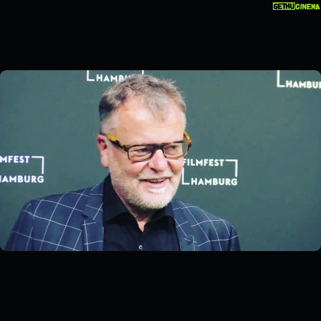 Murathan Muslu Instagram - Hamburger Filmfest 2021 Deutschland Premiere für Stefan Ruzowitzky's @struzow Criminal-Thriller - HINTERLAND kinomagazin by Tim Fischer ( @kinomgazin) Ein Kriegsheimkehrer will 1920 in Wien einen Serienmörder fassen: Stefan Ruzowitzkys fast ausschließlich vor Bluescreen gedrehter Thriller "Hinterland" mit Murathan Muslu und Max von der Groeben hat am Samstag auf dem Filmfest Hamburg seine Deutschlandpremiere gefeiert. Ab 7. Oktober läuft der Film regulär im Kino. Unsere Interviews gibt's demnächst auf YouTube: youtube.com/spaetvorstellung (Link in Bio) @murathanmuslu @maxvdg @struzow @squareone_entertainment @schmidt_schumacher_pr @filmfesthamburg @freibeuterfilm @amourfoufilm @klauskelterborn #Hinterland #Thriller #Bluescreen #MurathanMuslu #MaxvonderGroeben #StefanRuzowitzky #Interview #Videointerview #Press Junket #Premiere #Filmpremiere #Roter Teppich #Red Carpet #Filmfest Hamburg #FFHH #FFHH2021 #FFHH21 #Kino #Film #Movie #Cinema #Video #YouTube #Spätvorstellung #Kinomagazin PS: Danke an das Team vom Hamburger Filmfest - Murathan Muslu 🙏