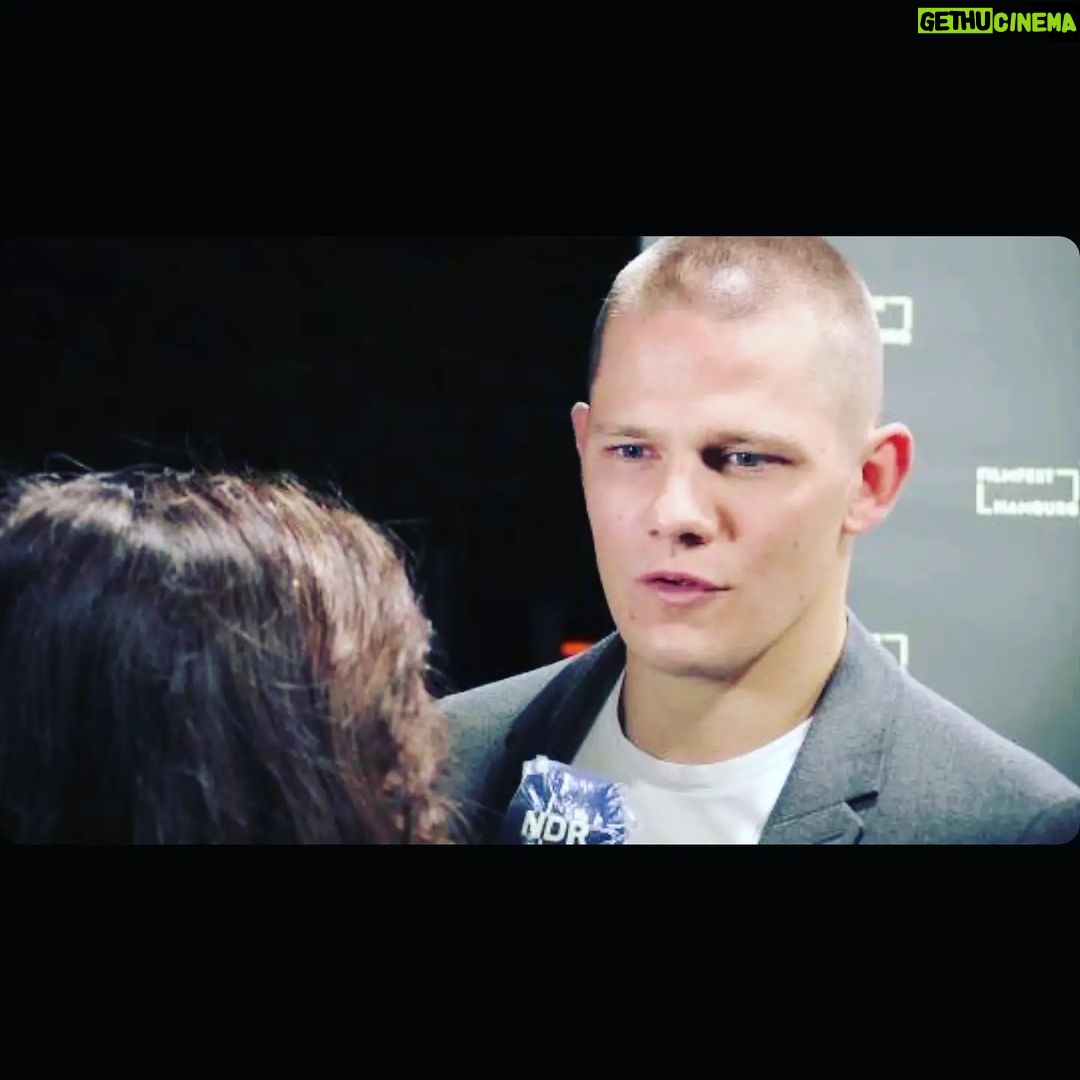 Murathan Muslu Instagram - Hamburger Filmfest 2021 Deutschland Premiere für Stefan Ruzowitzky's @struzow Criminal-Thriller - HINTERLAND kinomagazin by Tim Fischer ( @kinomgazin) Ein Kriegsheimkehrer will 1920 in Wien einen Serienmörder fassen: Stefan Ruzowitzkys fast ausschließlich vor Bluescreen gedrehter Thriller "Hinterland" mit Murathan Muslu und Max von der Groeben hat am Samstag auf dem Filmfest Hamburg seine Deutschlandpremiere gefeiert. Ab 7. Oktober läuft der Film regulär im Kino. Unsere Interviews gibt's demnächst auf YouTube: youtube.com/spaetvorstellung (Link in Bio) @murathanmuslu @maxvdg @struzow @squareone_entertainment @schmidt_schumacher_pr @filmfesthamburg @freibeuterfilm @amourfoufilm @klauskelterborn #Hinterland #Thriller #Bluescreen #MurathanMuslu #MaxvonderGroeben #StefanRuzowitzky #Interview #Videointerview #Press Junket #Premiere #Filmpremiere #Roter Teppich #Red Carpet #Filmfest Hamburg #FFHH #FFHH2021 #FFHH21 #Kino #Film #Movie #Cinema #Video #YouTube #Spätvorstellung #Kinomagazin PS: Danke an das Team vom Hamburger Filmfest - Murathan Muslu 🙏