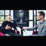 Murathan Muslu Instagram - Hamburger Filmfest 2021 Deutschland Premiere für Stefan Ruzowitzky's @struzow Criminal-Thriller - HINTERLAND kinomagazin by Tim Fischer ( @kinomgazin) Ein Kriegsheimkehrer will 1920 in Wien einen Serienmörder fassen: Stefan Ruzowitzkys fast ausschließlich vor Bluescreen gedrehter Thriller "Hinterland" mit Murathan Muslu und Max von der Groeben hat am Samstag auf dem Filmfest Hamburg seine Deutschlandpremiere gefeiert. Ab 7. Oktober läuft der Film regulär im Kino. Unsere Interviews gibt's demnächst auf YouTube: youtube.com/spaetvorstellung (Link in Bio) @murathanmuslu @maxvdg @struzow @squareone_entertainment @schmidt_schumacher_pr @filmfesthamburg @freibeuterfilm @amourfoufilm @klauskelterborn #Hinterland #Thriller #Bluescreen #MurathanMuslu #MaxvonderGroeben #StefanRuzowitzky #Interview #Videointerview #Press Junket #Premiere #Filmpremiere #Roter Teppich #Red Carpet #Filmfest Hamburg #FFHH #FFHH2021 #FFHH21 #Kino #Film #Movie #Cinema #Video #YouTube #Spätvorstellung #Kinomagazin PS: Danke an das Team vom Hamburger Filmfest - Murathan Muslu 🙏