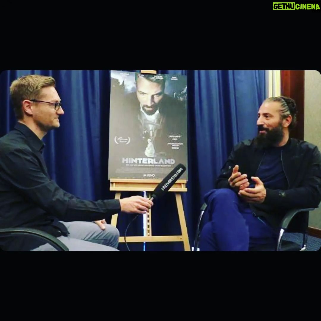 Murathan Muslu Instagram - Hamburger Filmfest 2021 Deutschland Premiere für Stefan Ruzowitzky's @struzow Criminal-Thriller - HINTERLAND kinomagazin by Tim Fischer ( @kinomgazin) Ein Kriegsheimkehrer will 1920 in Wien einen Serienmörder fassen: Stefan Ruzowitzkys fast ausschließlich vor Bluescreen gedrehter Thriller "Hinterland" mit Murathan Muslu und Max von der Groeben hat am Samstag auf dem Filmfest Hamburg seine Deutschlandpremiere gefeiert. Ab 7. Oktober läuft der Film regulär im Kino. Unsere Interviews gibt's demnächst auf YouTube: youtube.com/spaetvorstellung (Link in Bio) @murathanmuslu @maxvdg @struzow @squareone_entertainment @schmidt_schumacher_pr @filmfesthamburg @freibeuterfilm @amourfoufilm @klauskelterborn #Hinterland #Thriller #Bluescreen #MurathanMuslu #MaxvonderGroeben #StefanRuzowitzky #Interview #Videointerview #Press Junket #Premiere #Filmpremiere #Roter Teppich #Red Carpet #Filmfest Hamburg #FFHH #FFHH2021 #FFHH21 #Kino #Film #Movie #Cinema #Video #YouTube #Spätvorstellung #Kinomagazin PS: Danke an das Team vom Hamburger Filmfest - Murathan Muslu 🙏