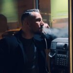 Murathan Muslu Instagram - Wer kennt es noch... die wichtigen Gespräche nur in der Zelle. - THX Foto @_ata_kaan_ #oldscool #schilling #telefonzelle #otk #16 Wien-Ottakring