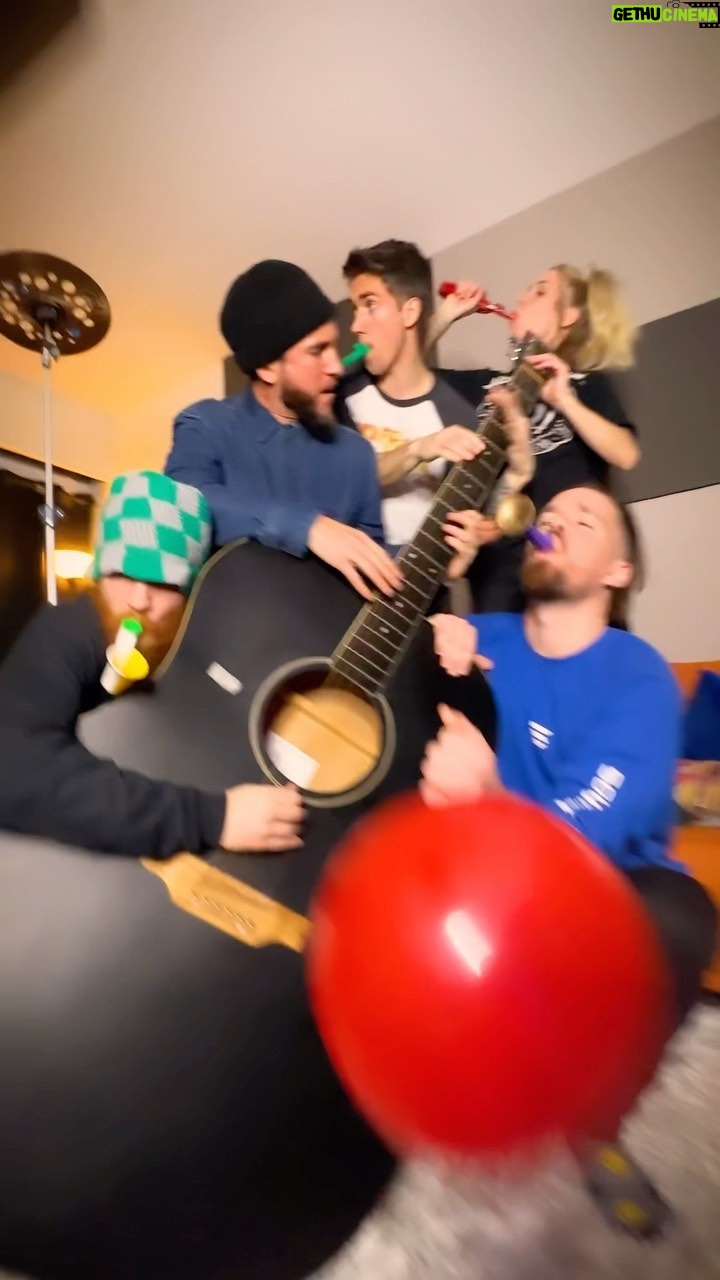 Myles Erlick Instagram - #throwback to an epic famjam with @walkofftheearth I’d say it’s time for another one🤔🔥