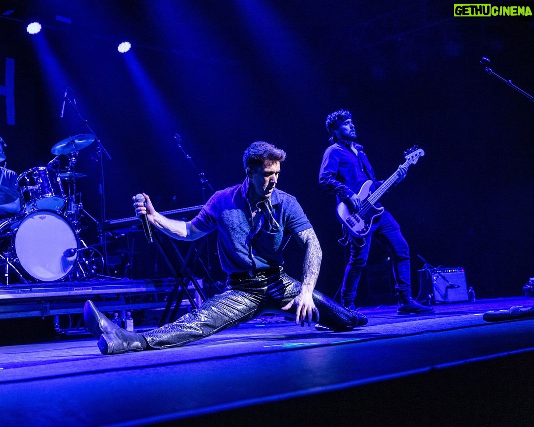 Myles Erlick Instagram - I swear I got back upβ¦π β’ β’ β’ β’ π·: @walkerviewphoto #country #musician #rock #liveshow #olgstage #explore #insta #lifestyle #performance #splits #music #spotify #applemusic #indie #artist OLG Stage at Fallsview Casino