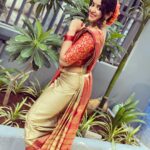 NAKSHATRA TRINAYANI Instagram - Still thinking of a caption to make this picture relevant 🙆‍♀️💁‍♀️ . . . . . #nakshatra #marathi #marathilook #sareelove😍 #green #backdrop💚 #smile #goodmorning #feelinggood #instalove #littlemissbliss #photography #f4f #feelings #red #sheer #gleeful #instadaily #friday #fridayvibes