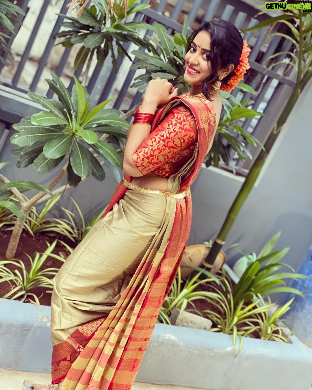 NAKSHATRA TRINAYANI Instagram - Still thinking of a caption to make this picture relevant 🙆♀️💁♀️ . . . . . #nakshatra #marathi #marathilook #sareelove😍 #green #backdrop💚 #smile #goodmorning #feelinggood #instalove #littlemissbliss #photography #f4f #feelings #red #sheer #gleeful #instadaily #friday #fridayvibes
