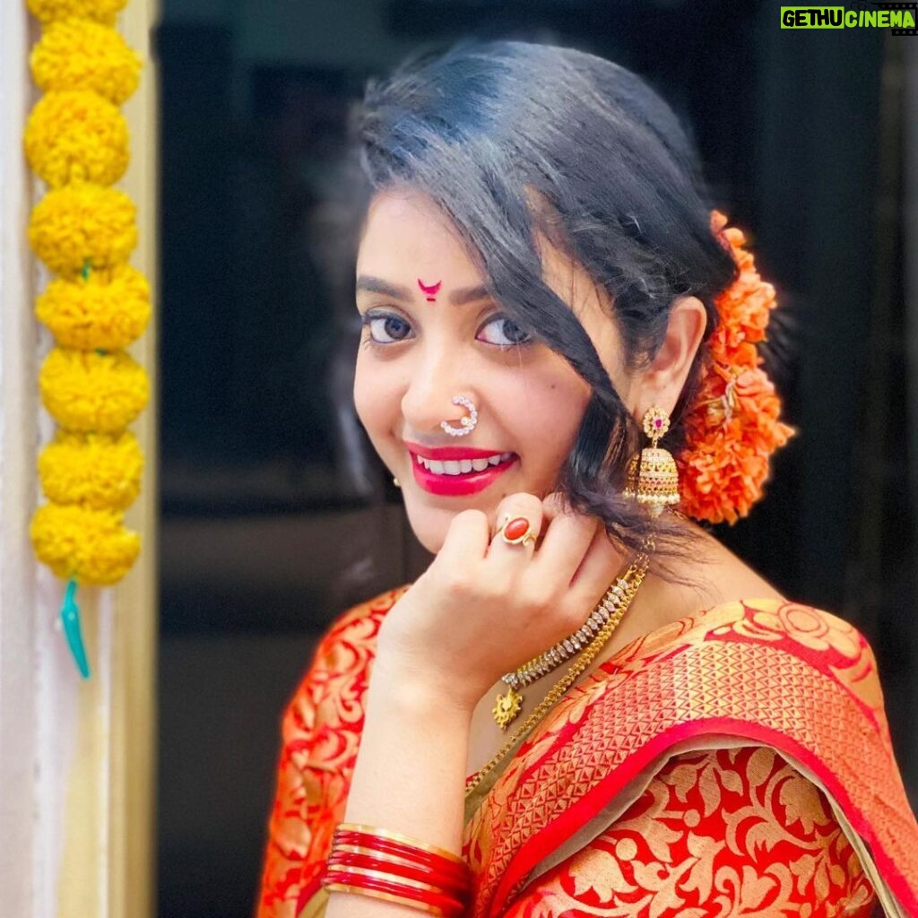 NAKSHATRA TRINAYANI Instagram - Fashions fade but Tradition stays in ❤ . . . . . #nakshatra #saree #marathi #marathitradition #look #goodvibes #feelinggood #smile #mylove #indian #traditional #red #picoftheday #nofilter #instapic #f4f #likeforlike #marathi_model_katta #picture #sareeaddicts #instalovers💜