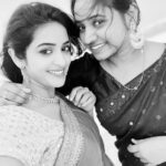 NAKSHATRA TRINAYANI Instagram - Spending time with fvt. people is the best way of celebrating a Festival ❤😍😘 #HappySriRamaNavami 🏹😌🙏 . . . . #friends #festivalwithfriend #festivalcelebration #traditionalwear #saree #festivalfashion #sareelove #festivevibes #lovelyevening #HappySoul #thursdaythoughts #smileforyou #smilemore #selflove #innerpeace #innerbeauty #WorkLove #SelfLove #divinitywithin #smileforyourself #happiness #loveyourself #photoshoot #diva #favoriteperson #divinefeminine #divine