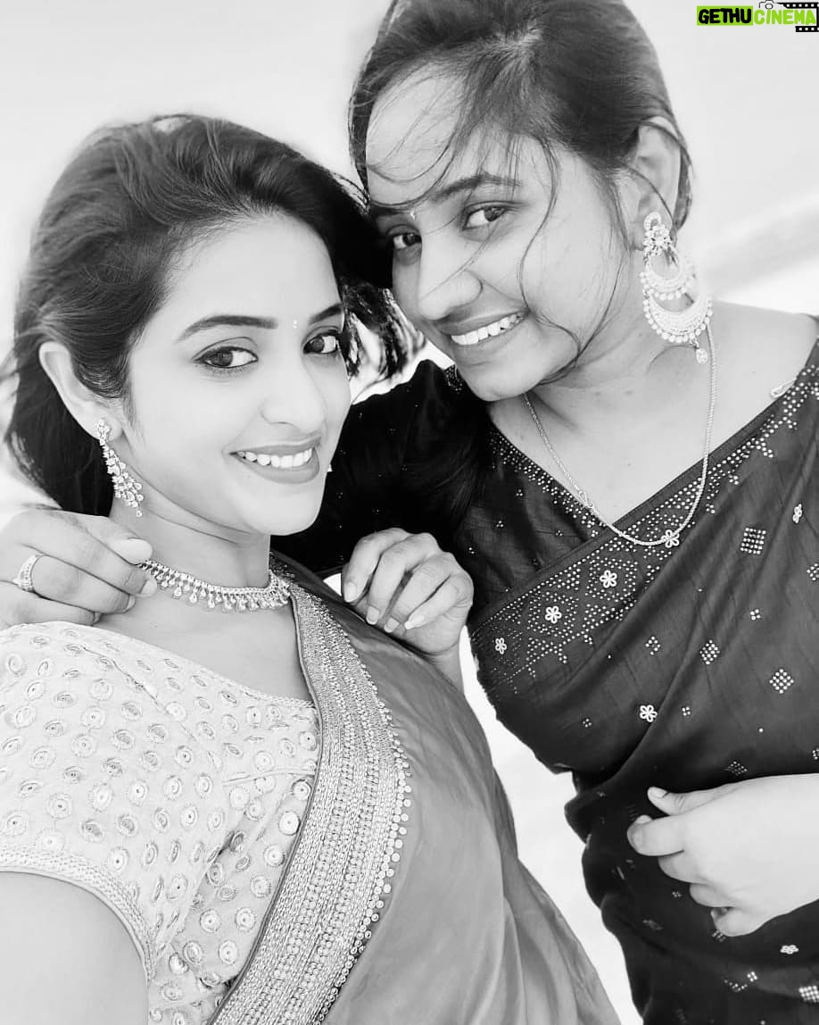 NAKSHATRA TRINAYANI Instagram - Spending time with fvt. people is the best way of celebrating a Festival β€ππ #HappySriRamaNavami πΉππ . . . . #friends #festivalwithfriend #festivalcelebration #traditionalwear #saree #festivalfashion #sareelove #festivevibes #lovelyevening #HappySoul #thursdaythoughts #smileforyou #smilemore #selflove #innerpeace #innerbeauty #WorkLove #SelfLove #divinitywithin #smileforyourself #happiness #loveyourself #photoshoot #diva #favoriteperson #divinefeminine #divine